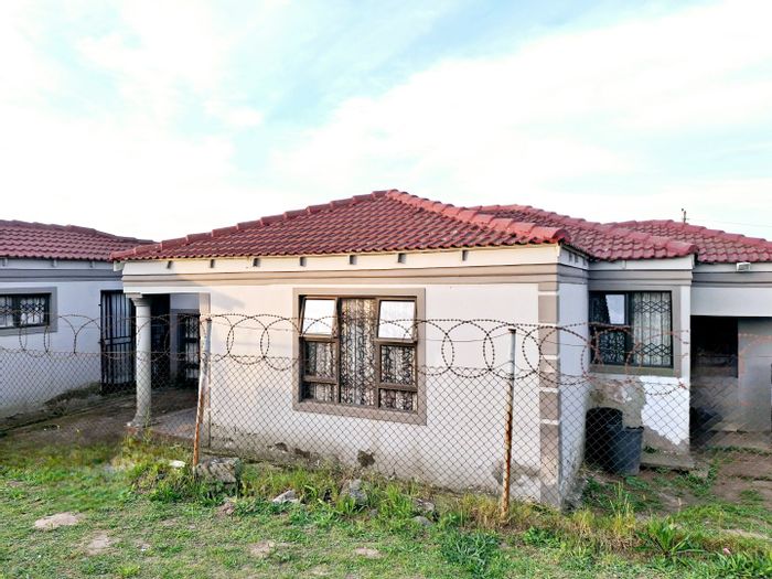 House For Sale in Mdantsane Nu 6: 3 Bedrooms, garage, near amenities.