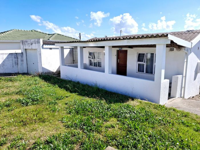 House for Sale in Mdantsane Nu 8: 2 beds, pool, garage, secure yard.