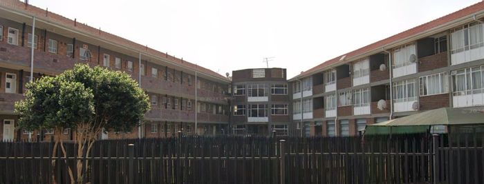 1-Bedroom Apartment in Rhodesfield with pool, parking, and easy Gautrain access. To Rent.