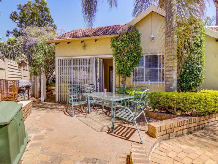 For Sale: House in Van Riebeeck Park with main house and four rental flatlets.