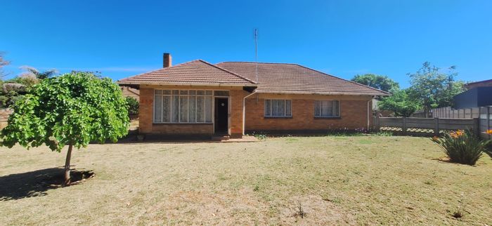 3-Bedroom House For Sale in Stilfontein Ext 4 with large yard and scullery.