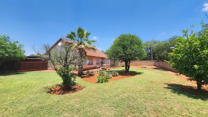 3-Bedroom House For Sale in Stilfontein Ext 1 with spacious garden and ample parking.