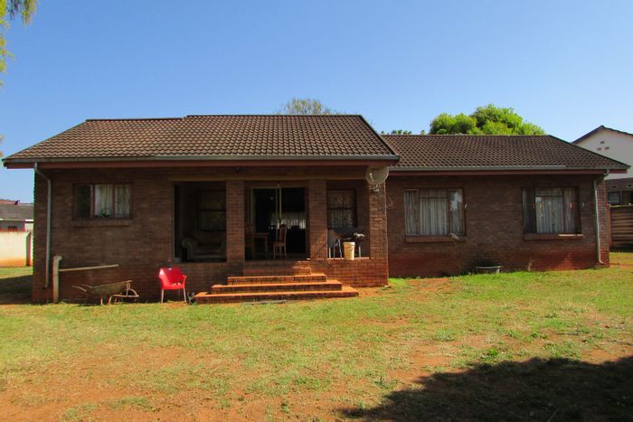 For Sale: 3-bedroom house in Kingsview Ext 2 with open plan living, garage.