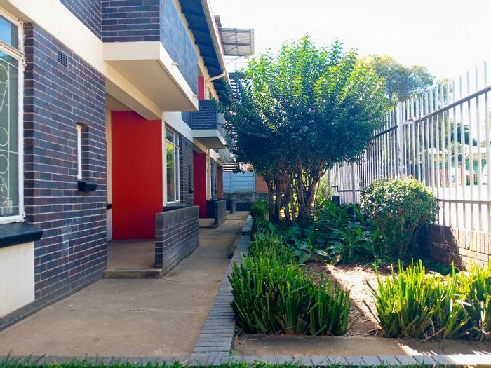 2BR Apartment in Florida, To Rent: Parking, patio, pre-paid utilities, 16-unit complex.