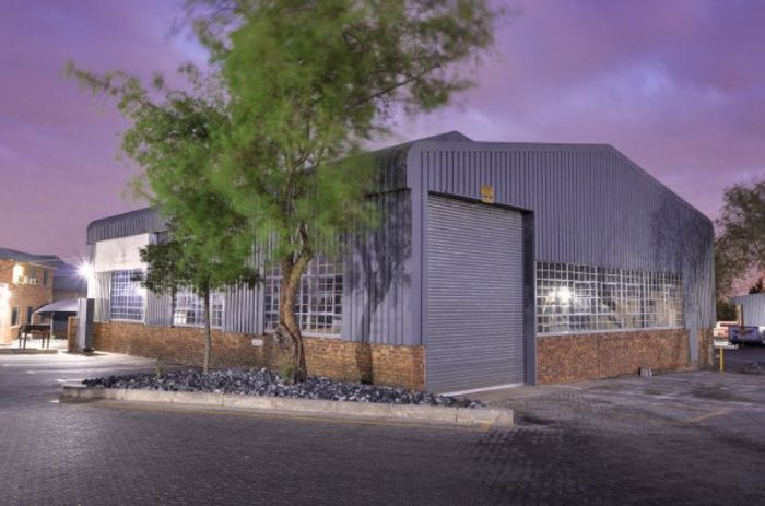 Industrial units for rent in Commercia, easy N1 access, various sizes available.
