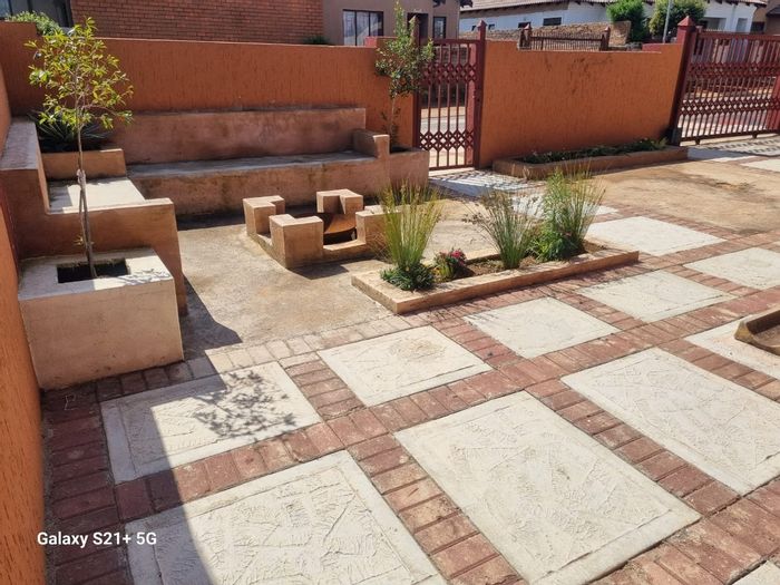 3-Bedroom Townhouse For Sale in Soshanguve Ext, near malls and transport.