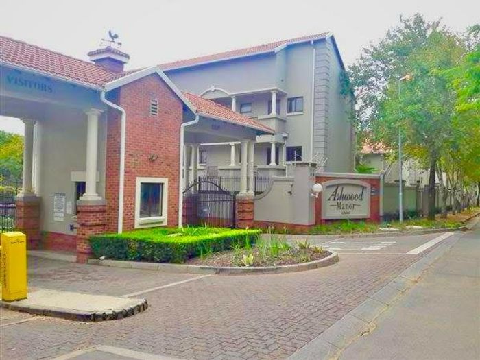Paulshof Apartment To Rent: Ground-floor unit with garden, patio, and convenient access.