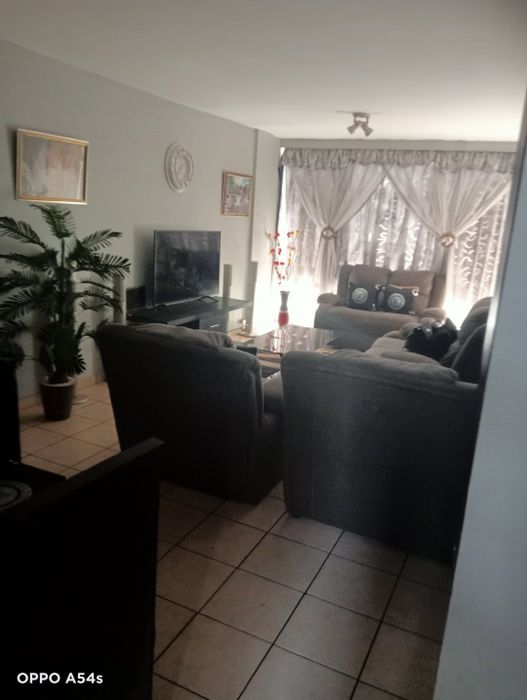Kempton Park Central Apartment For Sale: 2 Bedrooms, Garage, 24-hour security.