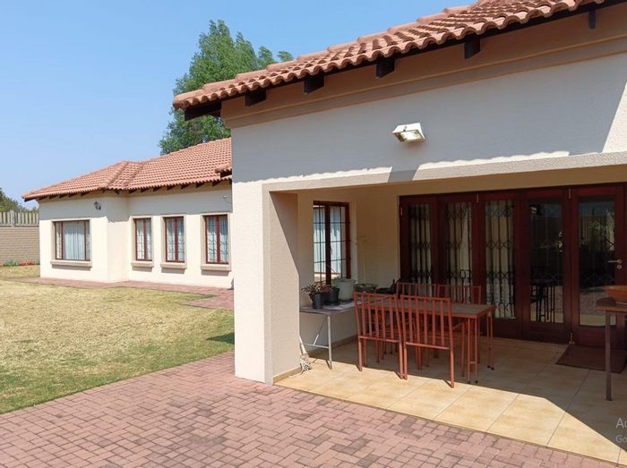House for Sale in Midfield Estate: Spacious, wheelchair-friendly, large garden, close to amenities.