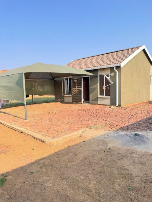 For Sale: House in Savanna City with spacious layout, large stand, and double carport.