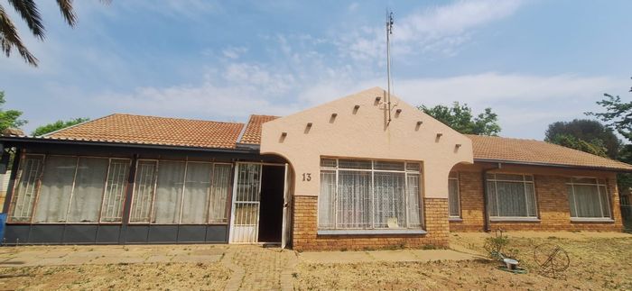 For Sale: Flimieda House with 3 bedrooms, double garage, spacious yard, and storage shed.
