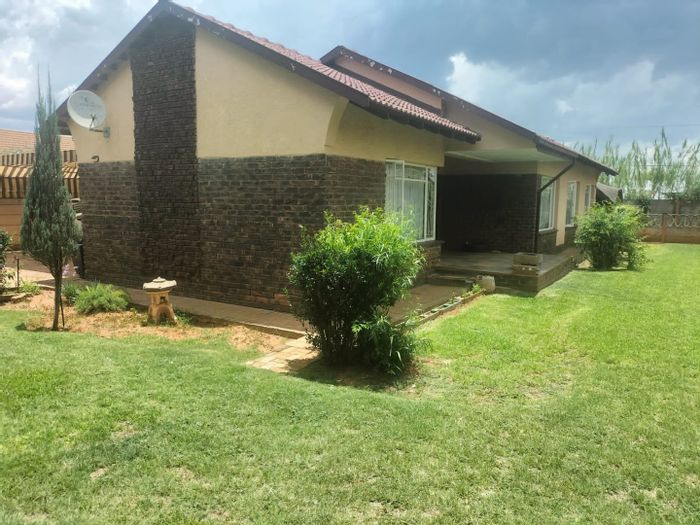 House for Sale in Stilfontein Ext 4: 3 Bedrooms, Lapa, Large Garden, Garage.
