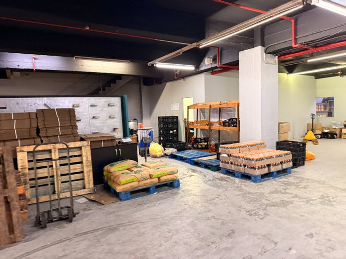 Industrial warehouse in Congella to rent, 440m² with ground-floor access.