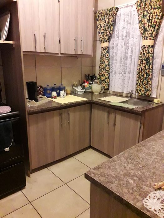 Wilkoppies Apartment For Sale: 2 beds, garage, near shopping and amenities.