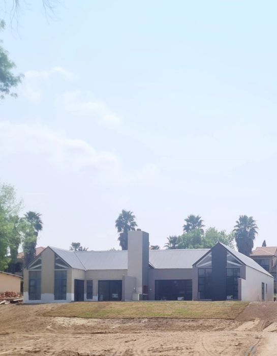 House For Sale in Emfuleni Golf Estate: 3 Bedrooms, riverfront access, private patio.