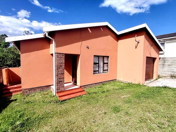 Amalinda House For Sale: 3 Bedrooms, spacious yard, secure parking, close to amenities.