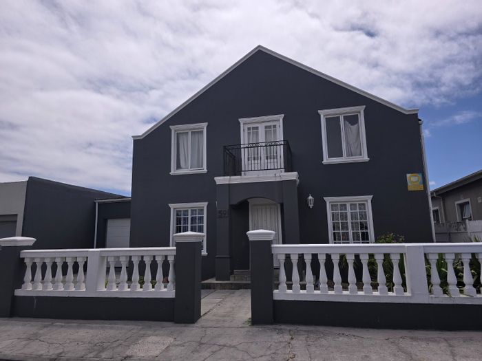 For Sale: 10-Bedroom House in Colorado Park with Dual Rental Potential and Ample Parking.