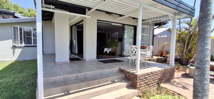 For Sale: House in Sinoville with flatlet, pool, and ample parking.