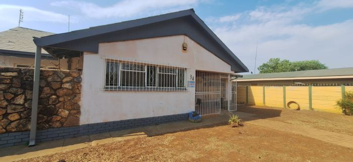 For Sale: House in Meiringspark with 3 beds, flatlet, spacious yard, development potential.
