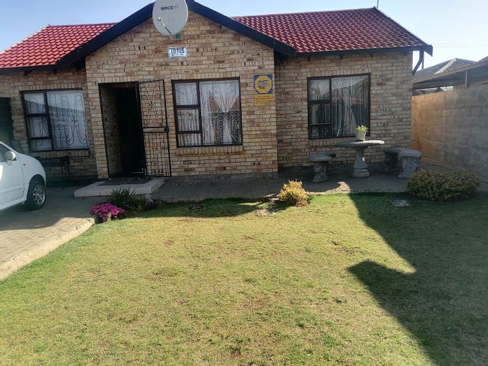 Grasslands House To Rent: 3 Bedrooms, pet-friendly yard, tandem carport, open plan living.
