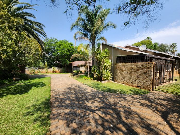 Wilkoppies House For Sale: 4 beds, solar system, double garage, entertainment area.