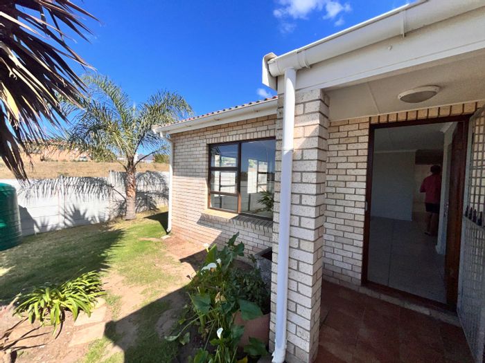 Wavecrest House For Sale: 2 beds, garage, enclosed garden, near beach and amenities.