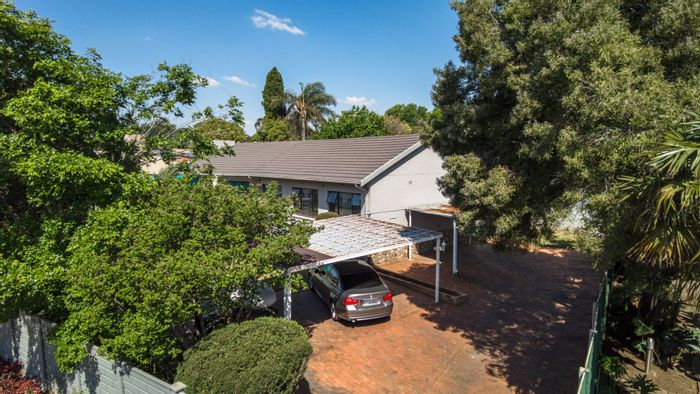 Eden Glen House For Sale: 4 beds, pool, entertainment area, near schools.