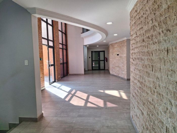 Commercial space to rent in Olympus AH with parking, kitchen, and flexible layout.