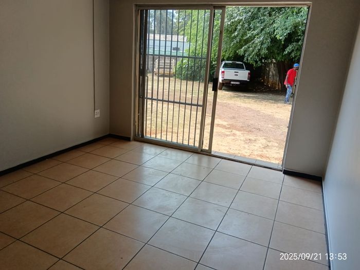 Kilner Park Apartment To Rent: 1 bedroom, secure living, pre-paid utilities included.