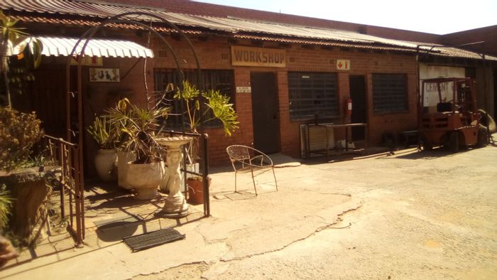 Industrial property in Mqantsa, 250m², versatile for various business uses. To Rent.