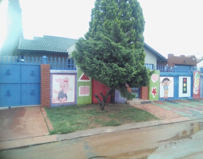 Rabie Ridge House For Sale: 3 Bedrooms, 3 Cottages, Business Potential.