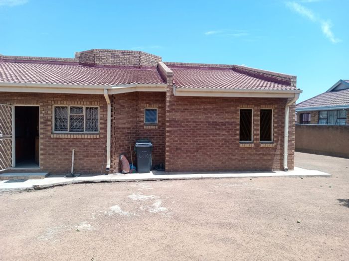 For Sale: 4-Bedroom House in Mabopane Central with Garage and Spacious Yard.