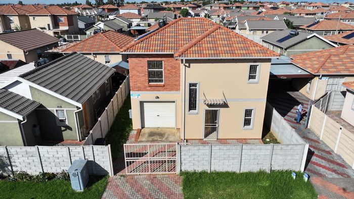 For Sale: House in Leopard's Rest Security Estate, 4 beds, open-plan living, garage.