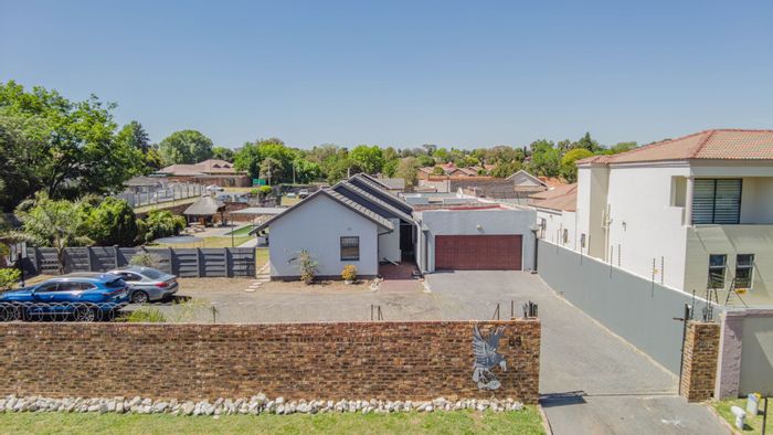 Eastleigh House For Sale: 3 Beds, Pool, Flatlet, Study, Double Garage.