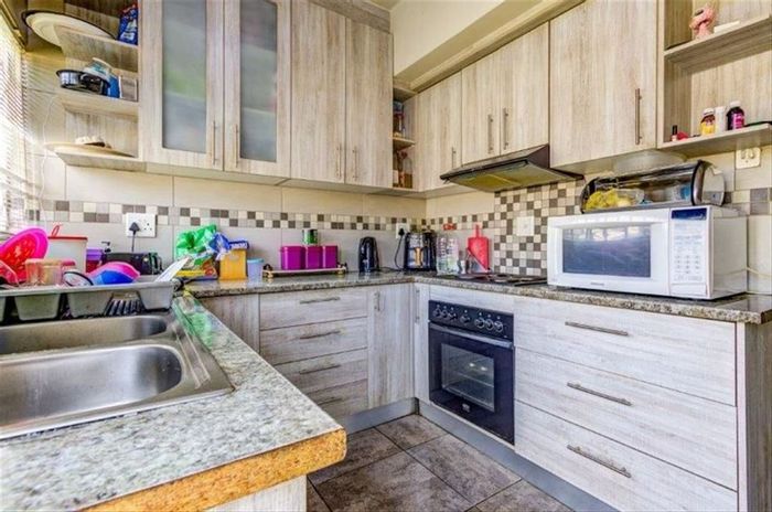 For Sale: Townhouse in Kempton Park Ext 4 with 2 bedrooms, garage, and laundry.