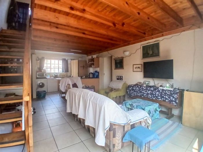 For Sale: 3-Bedroom Townhouse in Pomona with study, 2 garages, and en-suite.