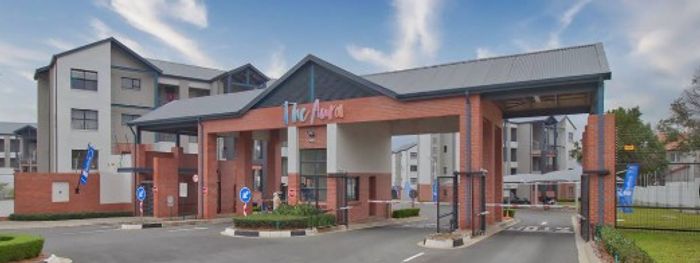 Northwold Apartment To Rent: 24/7 security, fitness center, pool, private balconies.