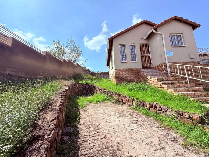 For Sale: House in Naturena with 2 beds, 1 bath, great views, and investment potential.