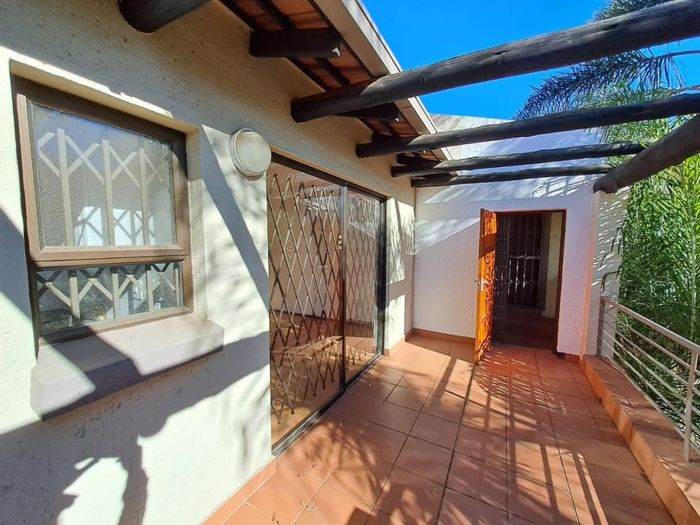 Linksfield Ridge Townhouse For Sale: 2 beds, secure parking, pet-friendly, solar complex.