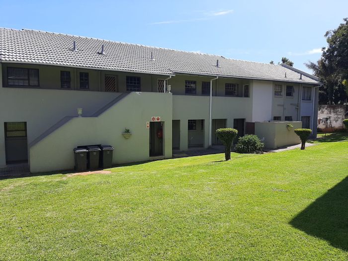 Whitney Gardens Townhouse For Sale: 3 beds, garden, secure complex, close to schools.
