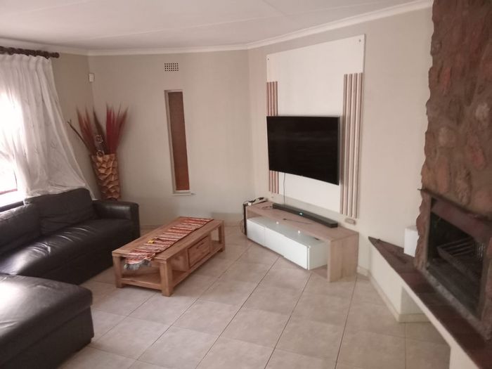 3-Bedroom House with Cottage, Double Garage, and Ample Parking in Oakdene To Rent.