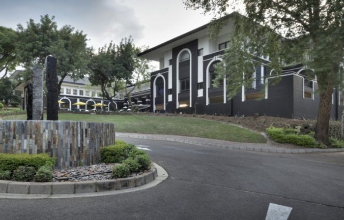 Commercial Office Park To Rent in Hyde Park: Prime location, parking, and security.