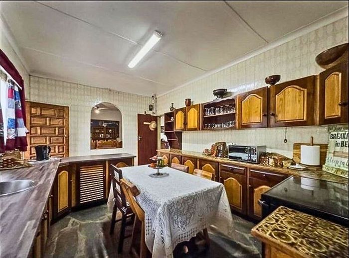 Spacious 5-bedroom house with pool, study, and 3 garages in Birchleigh. For Sale.