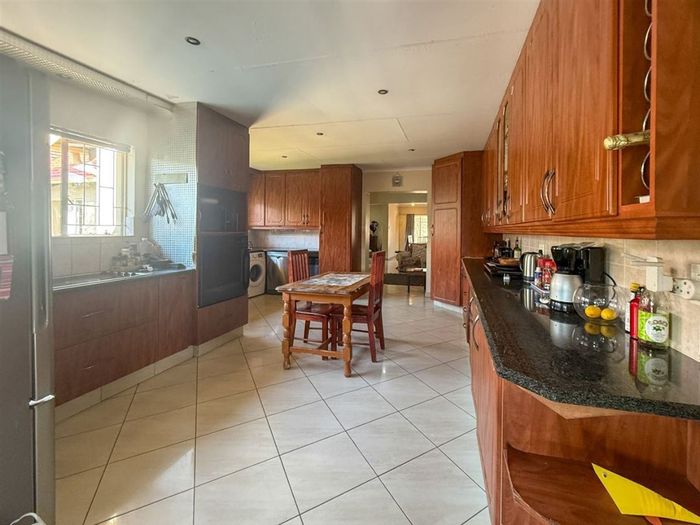 Farrarmere House For Sale: 5 Bedrooms, Pool, Study, Garages, Staff Quarters.