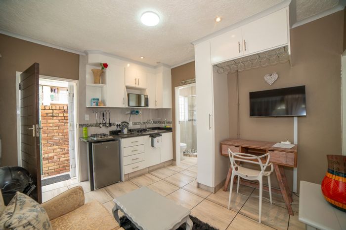 Furnished 1-bedroom apartment in Randburg Central with pool, Wi-Fi, and laundry. To Rent.