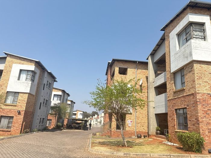 2 Bedroom, 2 Bathroom Apartment in Northwold with 24-hour security, To Rent.