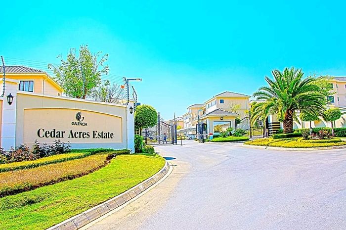 Top floor apartment in Maroeladal, 2 beds, balcony, close to amenities. To Rent.