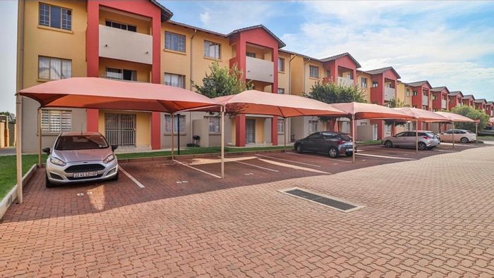 2-Bedroom Ground Floor Apartment To Rent in Monavoni, near amenities and security.