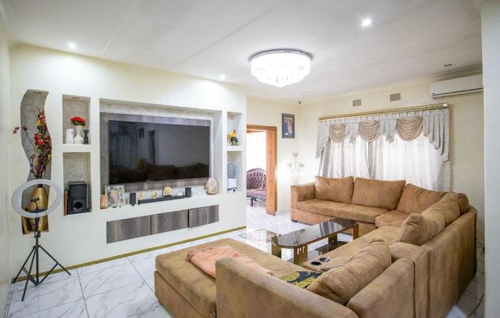 For Sale: 10-bedroom house in Pretoria Gardens with flatlets and spacious layout.