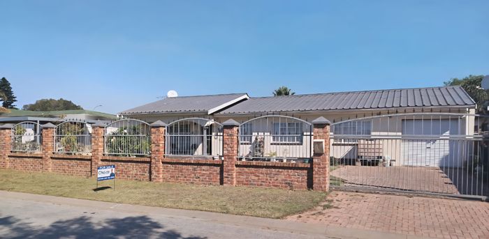 For Sale: House in Bothasrus with pool, entertainment room, and secure access.